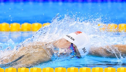 开云电子-荷兰女队蝶泳速度惊艳全场，荷兰女游泳运动员